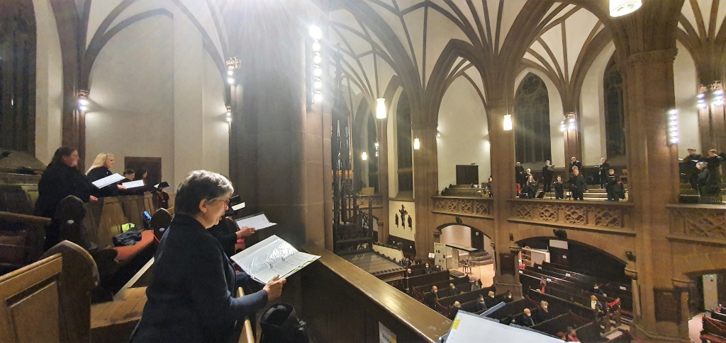 Weihnachtskonzert 2021 des Kurt-Thomas-Kammerchores am 2. Weihnachtsfeiertag in der Dreikönigskirche - Abstandsgebote aufgrund der Corona-Pandemie beim Chor und dem Auditorium.