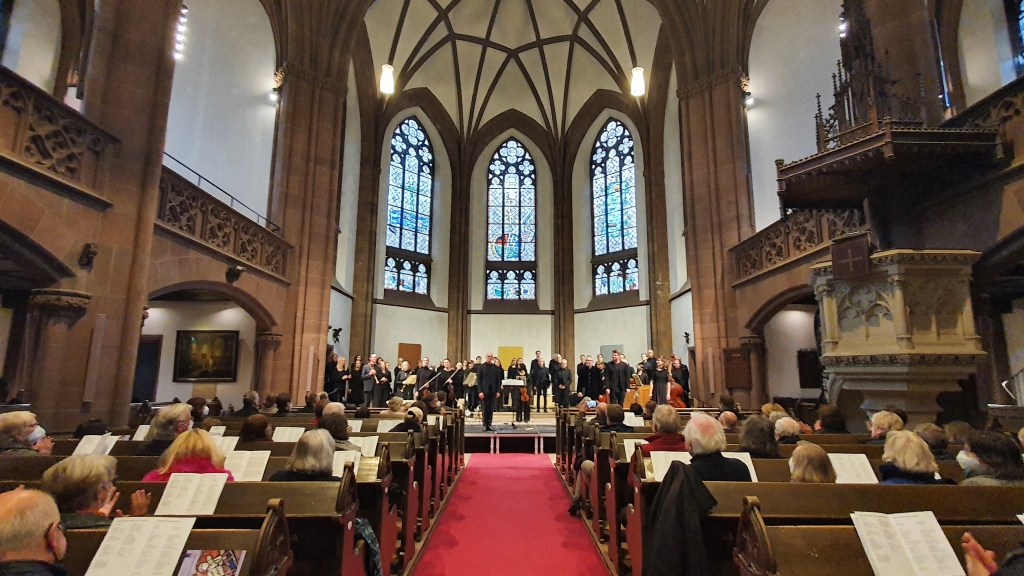 In particular in the Three Kings Church (Dreikönigskirche) Frankfurt am Main the Kurt Thomas-chamber choir is to be heard in regular concerts.