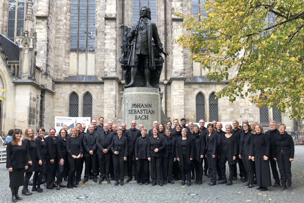 Der Kurt-Thomas-Kammerchor mit Kantor Andreas Köhs vor dem Bach-Denkmal bei seinem Gastspiel in der Thomaskirche zu Leipzig im Oktober 2022