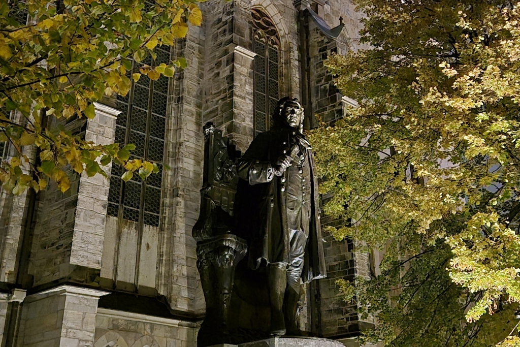 Bach-Denkmal vor der Thomaskirche zu Leipzig